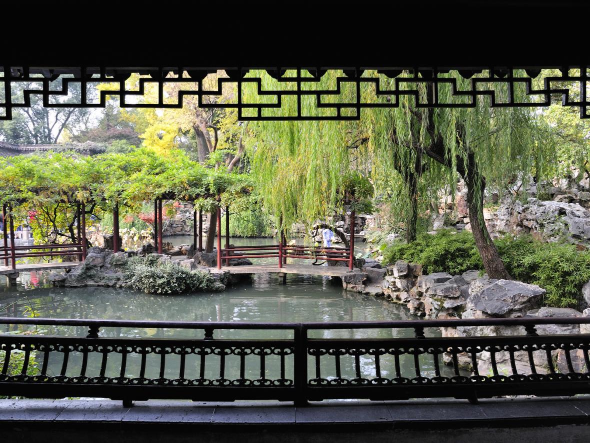 در باغ های چینی کلاسیک و زیبای سوزو چین