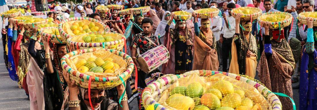 تصاویر ، جشن انبه با ساز و پایکوبی ، پوشش رنگارنگ مینابی ها در جشن شکرگزاری انبه