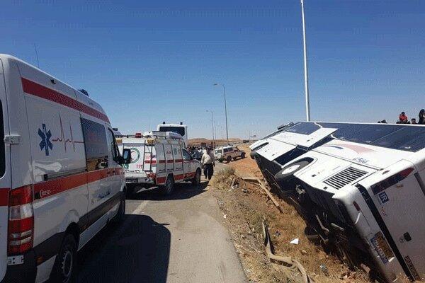 24 مصدوم در واژگونی اتوبوس مشهد- تهران در گردنه آهوان سمنان