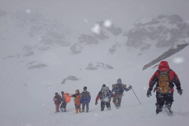 نجات 4 نفر گرفتار در برف و کولاک کوه های سهند