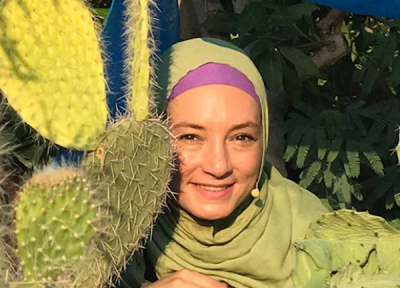 سحر ولدبیگی در جوار کاکتوس ها