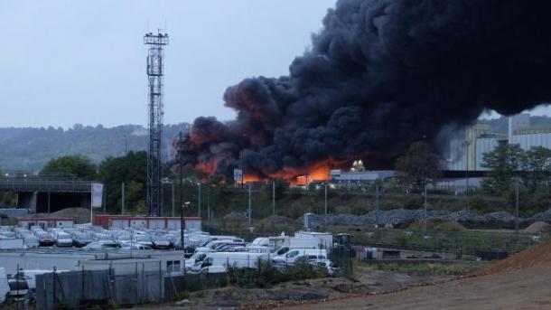 آتش سوزی گسترده در بندری در شمال فرانسه