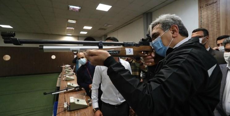 تصویری از شهردار تهران وقتی تفنگ به دست شد
