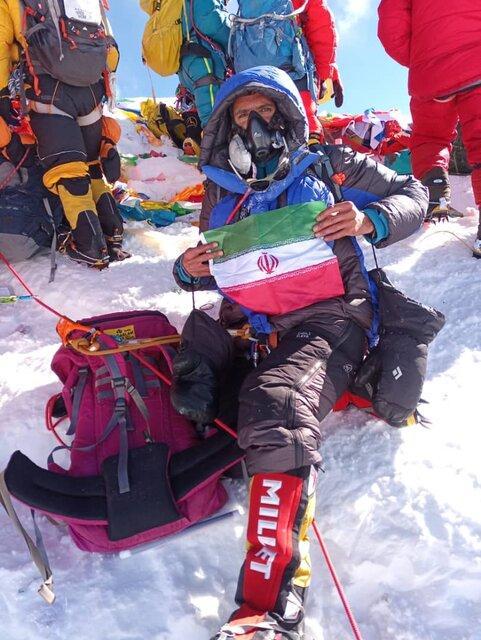 کوهنورد ایرانی بر فراز بام جهان ایستاد