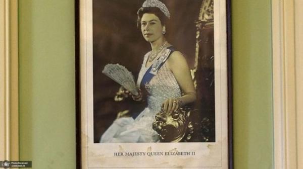 عکس ملکه انگلیس در آکسفورد پایین کشیده می شود